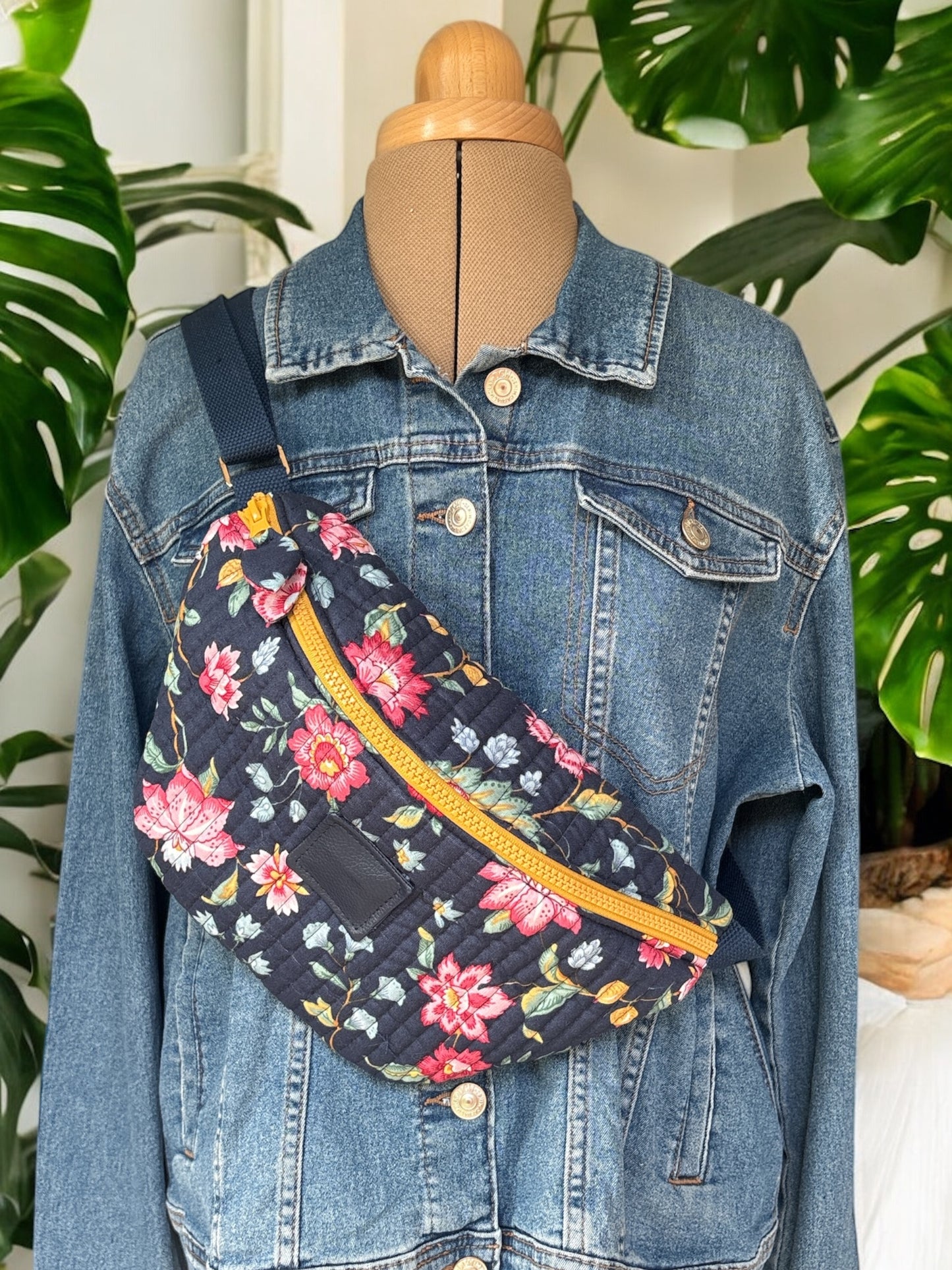 Sac Banane adulte en coton matelassé marine fleuri et simili cuir -Pièce unique-