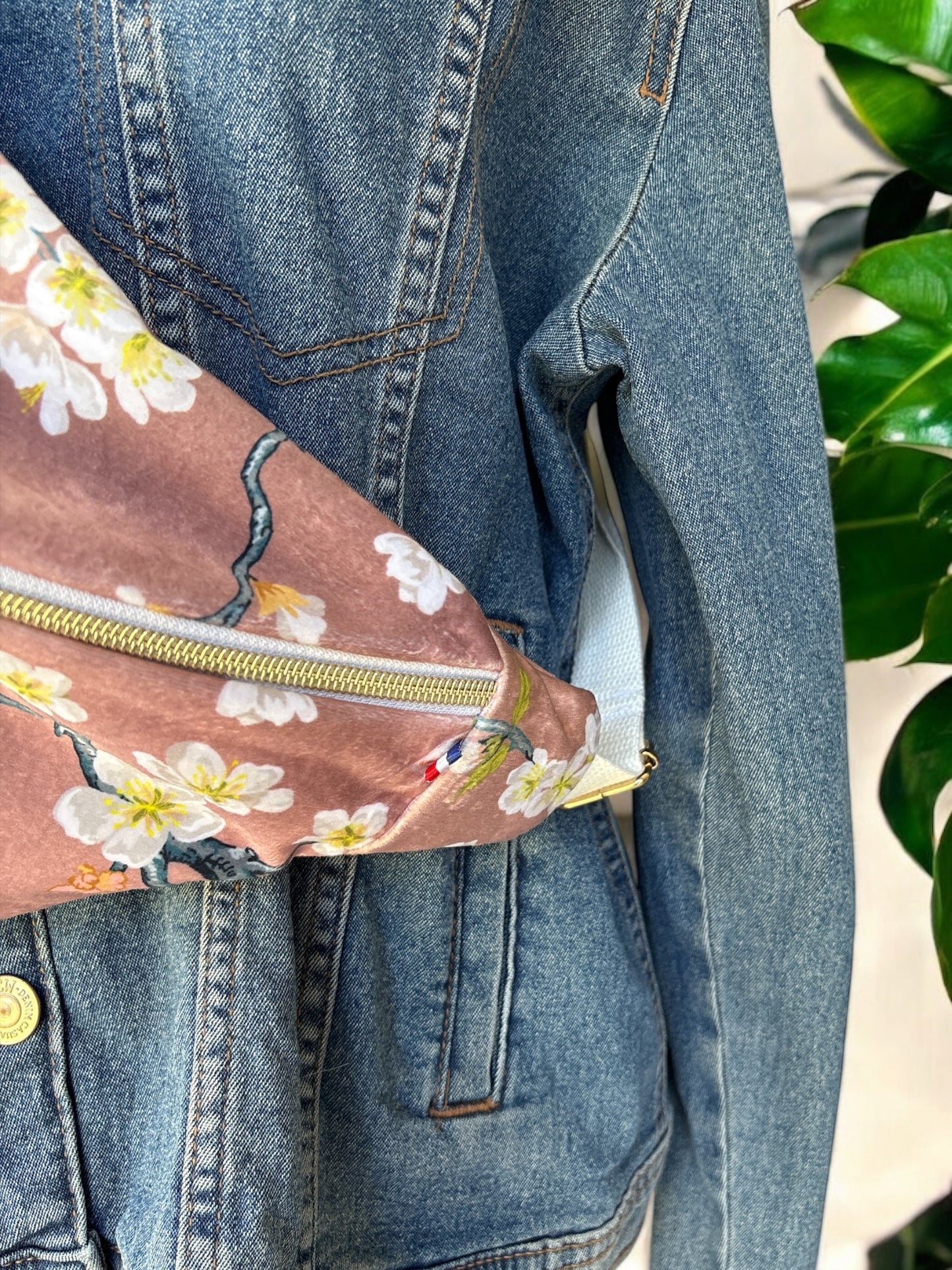 Sac Banane adulte en velours rose fleurs de cerisier sangle blanche -40x18 cm