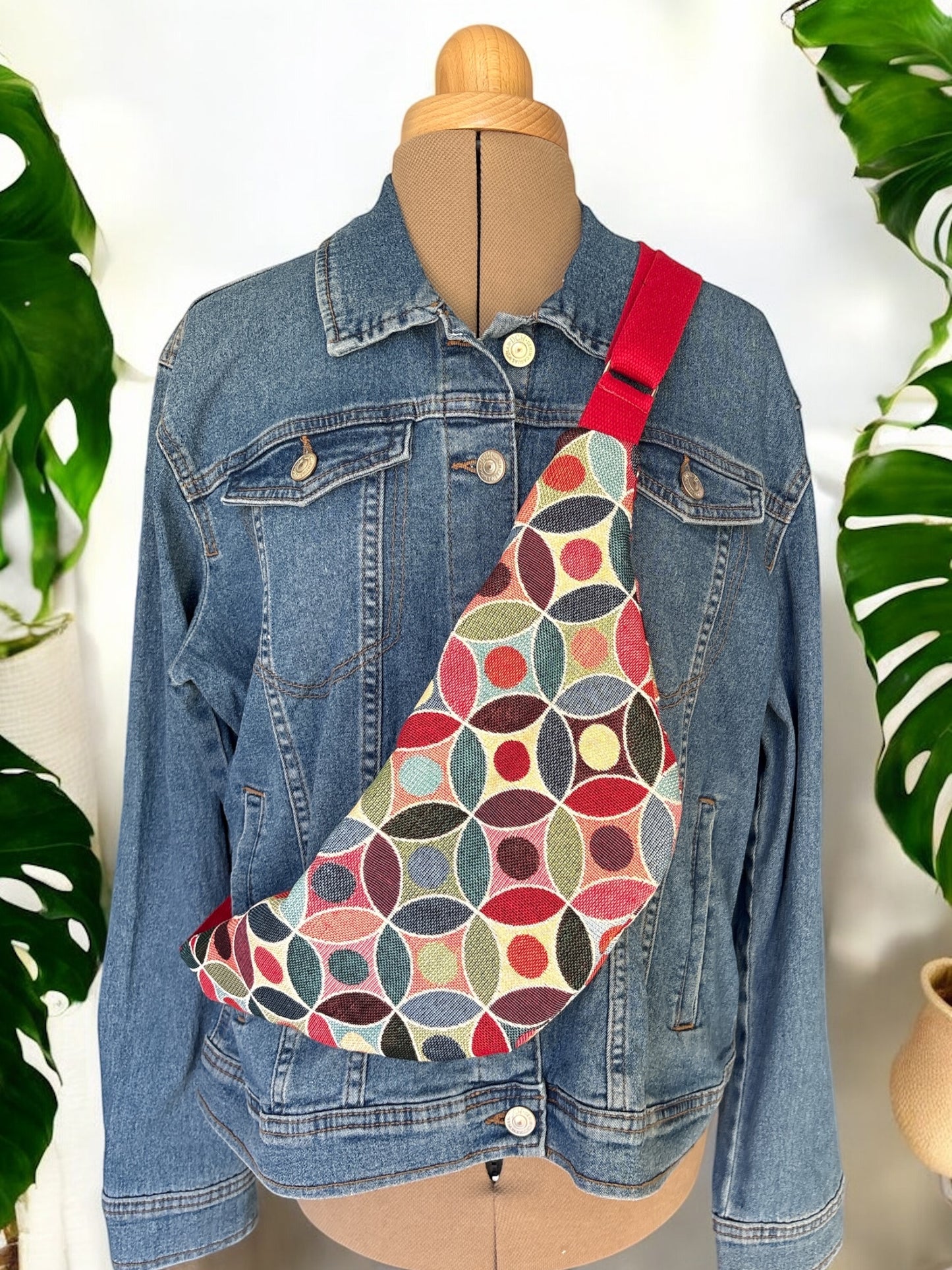 Sac Banane adulte en jacquard de coton multicolor et géométrique sangle et zip rouge -40x18 cm