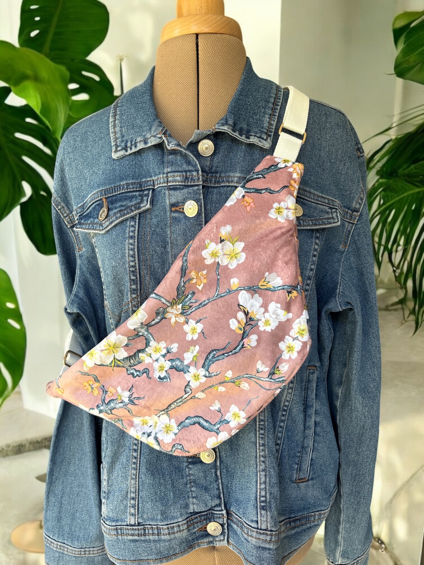 Sac Banane adulte en velours rose fleurs de cerisier sangle blanche -40x18 cm
