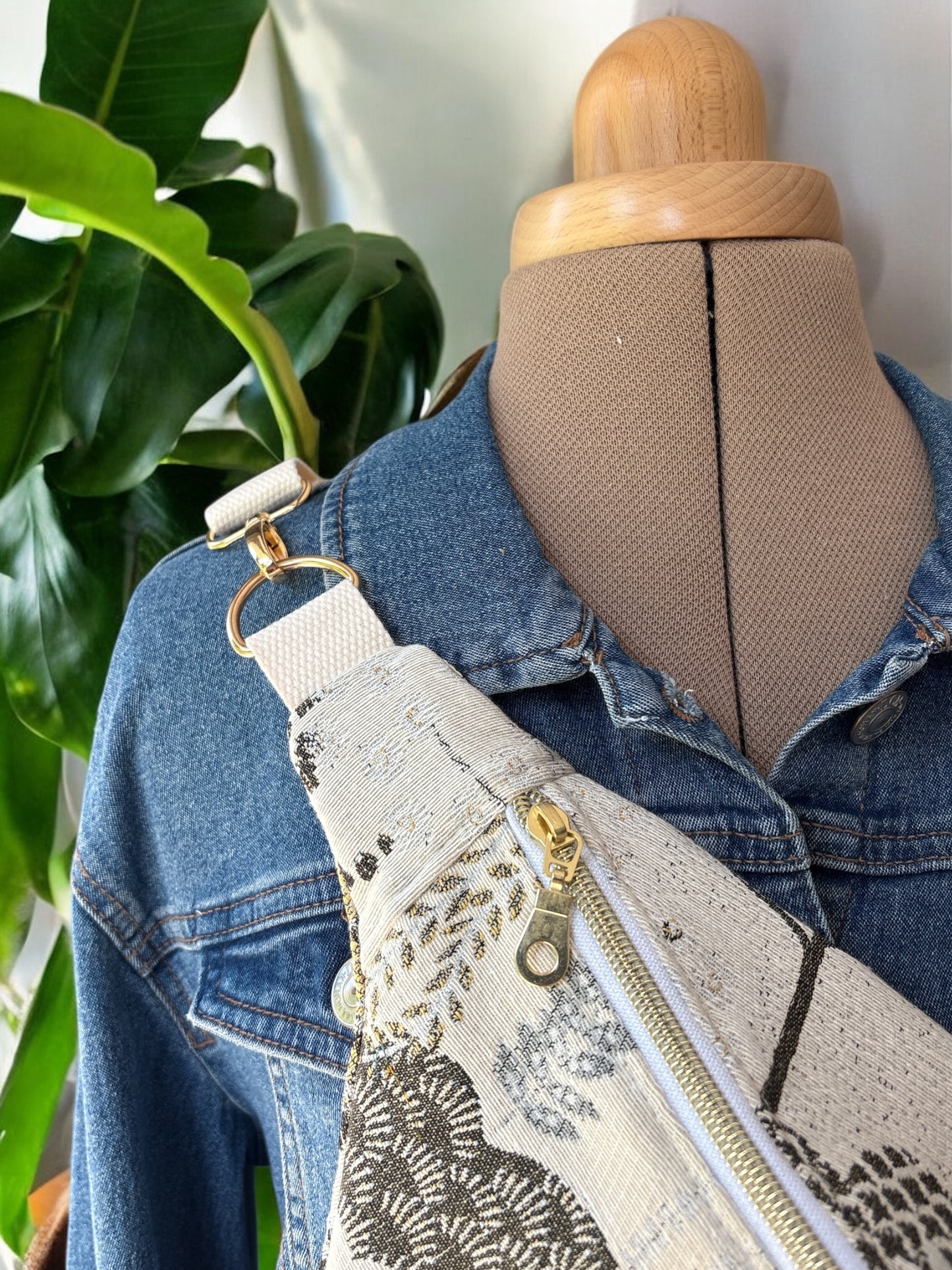 Sac Banane en Tissu jacquard beige doré motifs dorés arbres - 40x18 cm