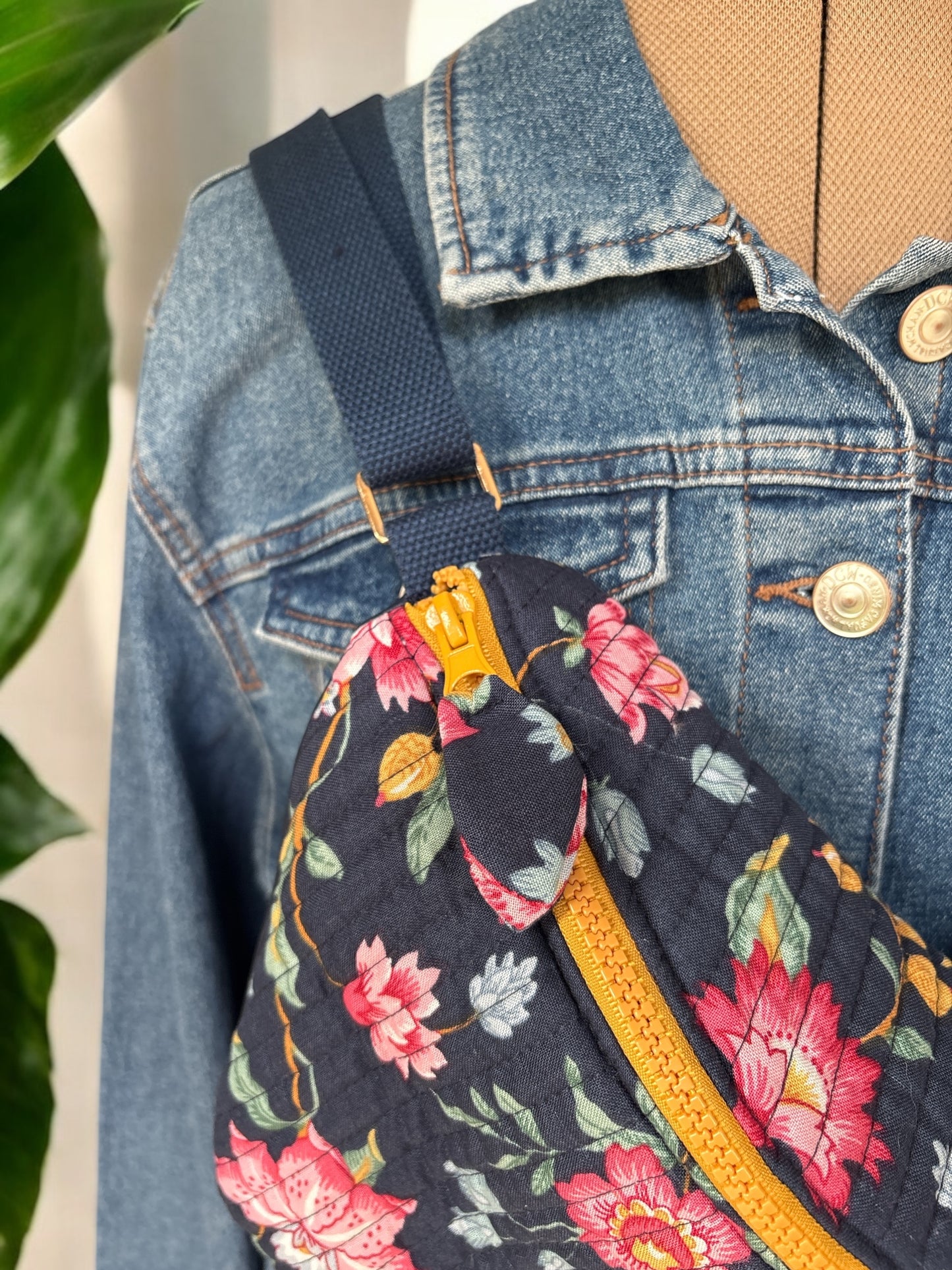 Sac Banane adulte en coton matelassé marine fleuri et simili cuir -Pièce unique-