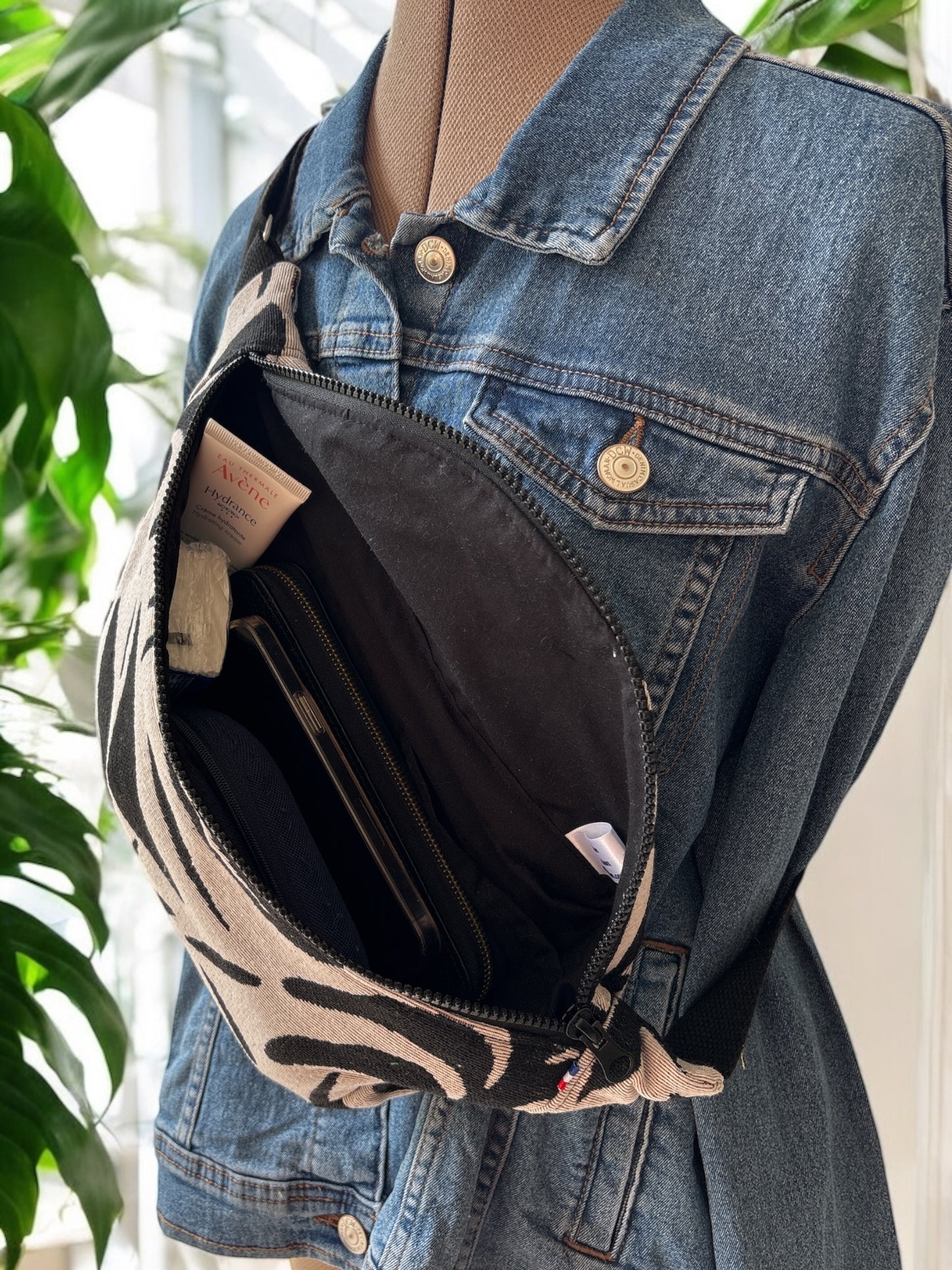 Sac Banane adulte en jacquard de coton noir et creme sangle et zip noir -40x18 x5 cm