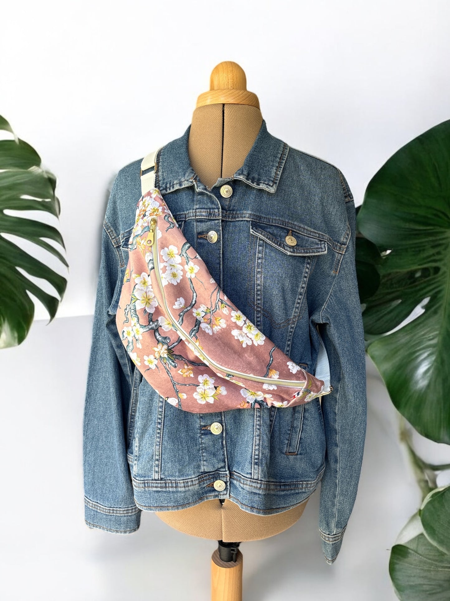 Sac Banane adulte en velours rose fleurs de cerisier sangle blanche -40x18 cm
