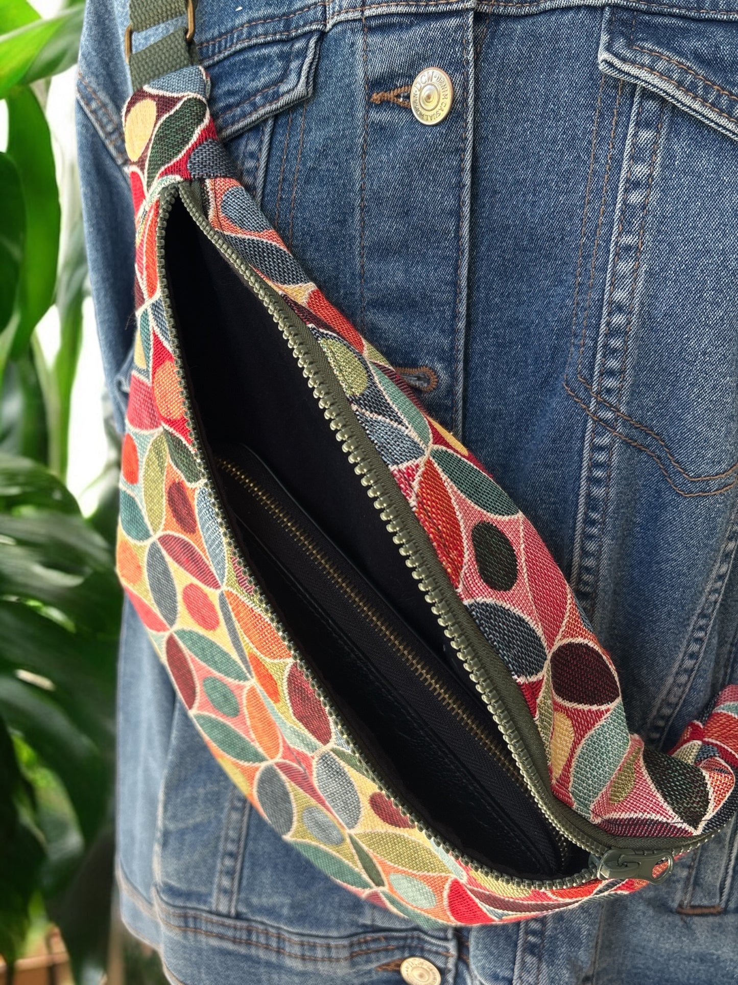 Sac Banane adulte en jacquard de coton multicolor et géométrique sangle et zip verts -40x18 cm