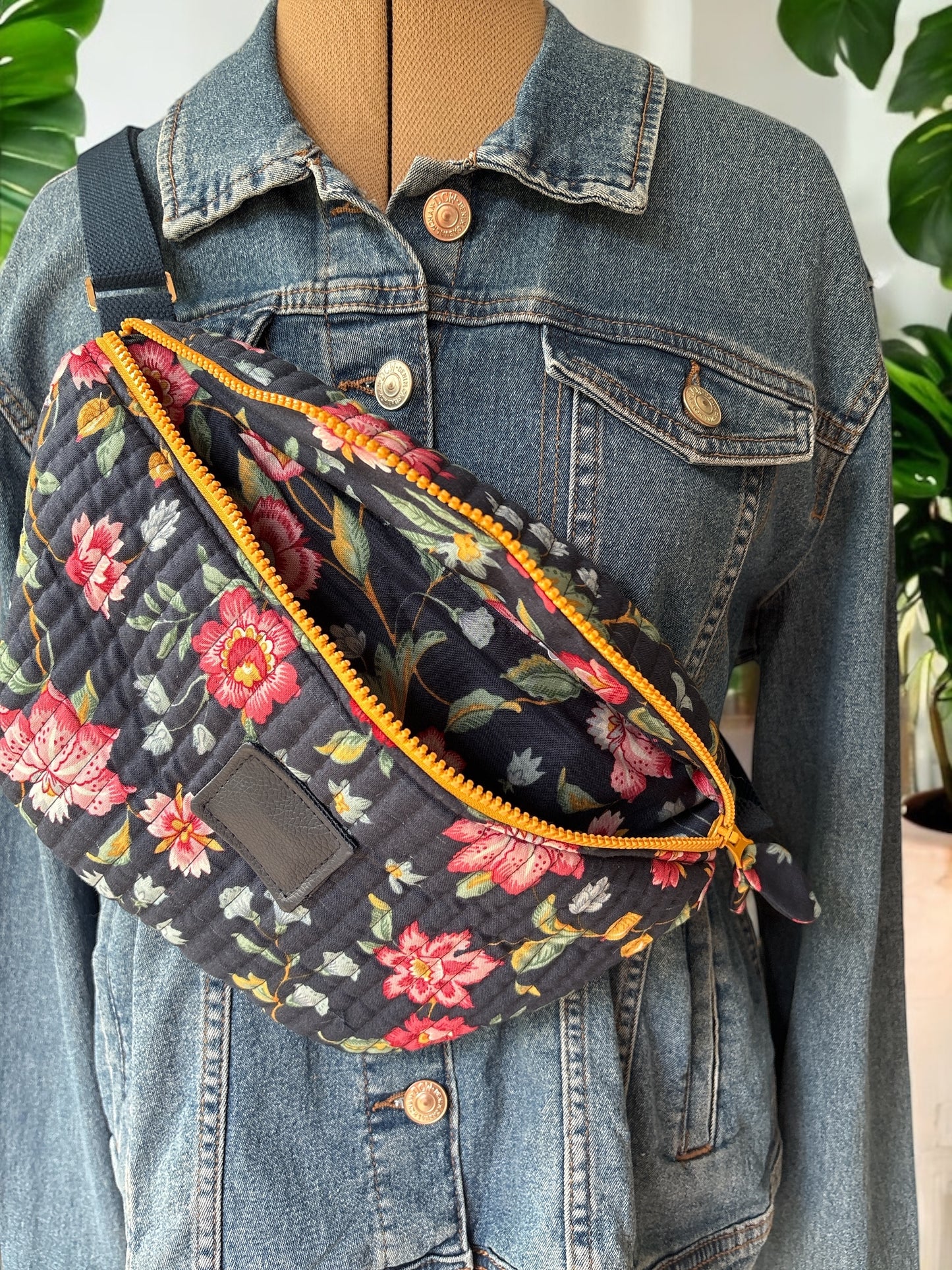 Sac Banane adulte en coton matelassé marine fleuri et simili cuir -Pièce unique-