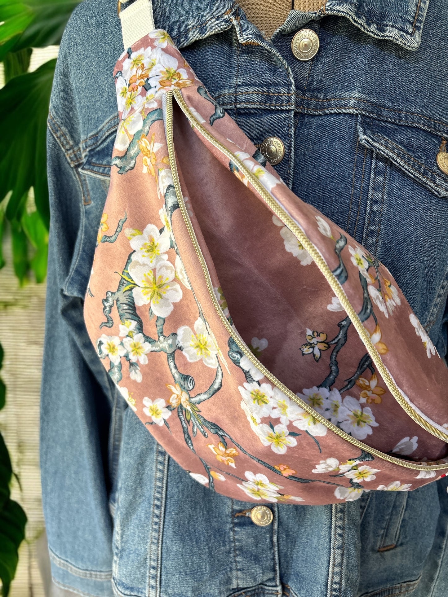 Sac Banane adulte en velours rose fleurs de cerisier sangle blanche -40x18 cm