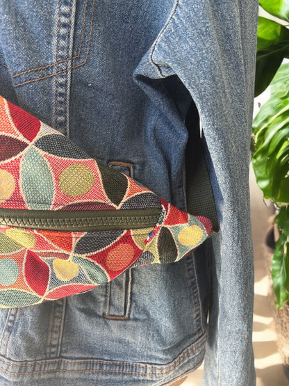 Sac Banane adulte en jacquard de coton multicolor et géométrique sangle et zip verts -40x18 cm