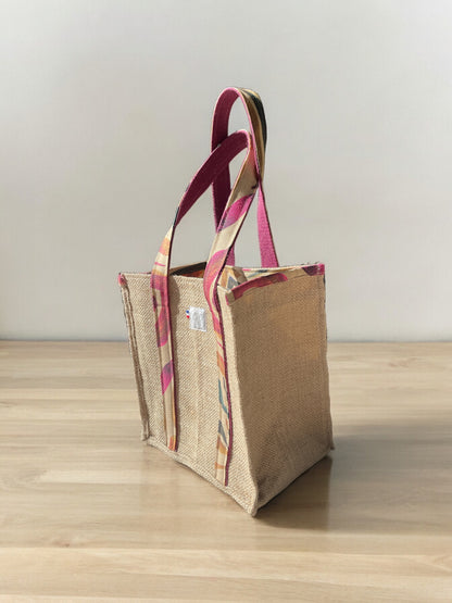 Magnifique Sac cabas en toile de jute recyclée -Piece unique-26x25x15 cm